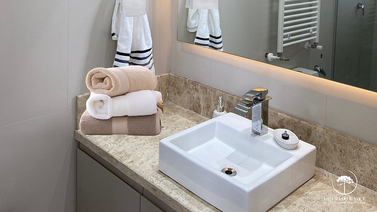 Luxuoso apartamento de 5 suítes frente rua torta