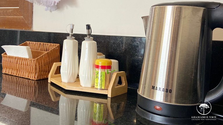 Luxuoso apartamento de 5 suítes frente rua torta