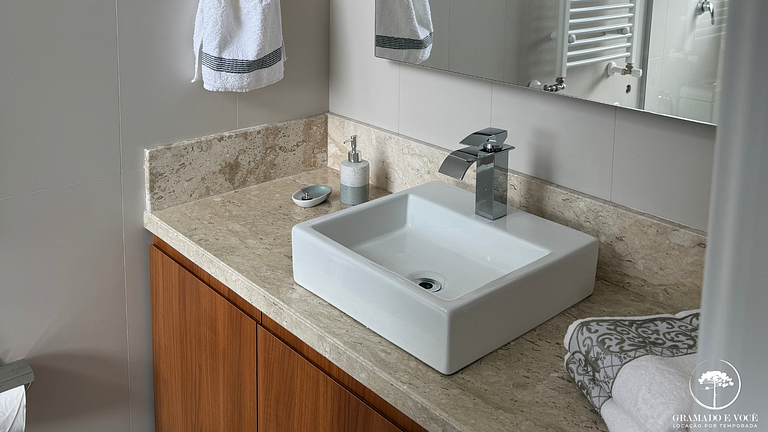Luxuoso apartamento de 5 suítes frente rua torta