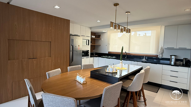 Luxury Apt with 5 Suites in Front of Rua Torta