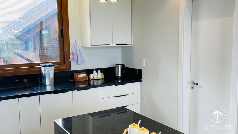 Luxuoso apartamento de 3 suítes frente rua torta