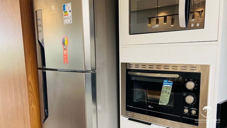 Luxuoso apartamento de 3 suítes frente rua torta