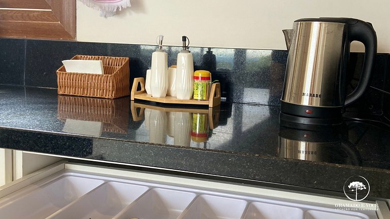 Luxuoso apartamento de 3 suítes frente rua torta