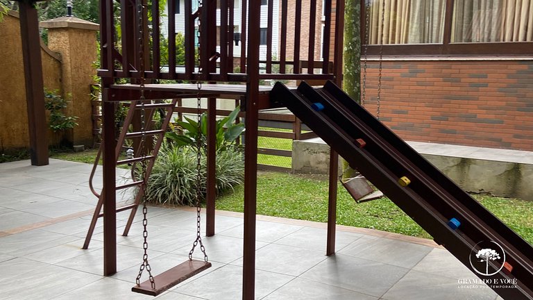Luxuoso apartamento de 3 suítes frente rua torta