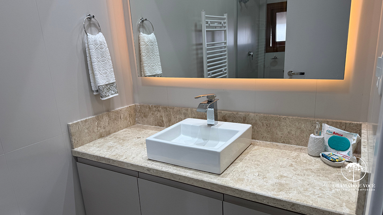 Luxuoso apartamento de 3 suítes frente rua torta
