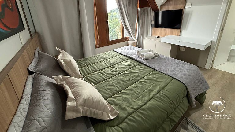 Luxuoso apartamento de 3 suítes frente rua torta