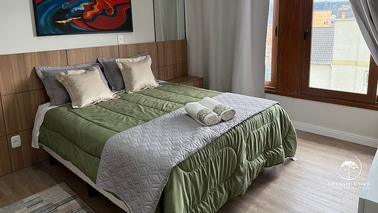Luxuoso apartamento de 3 suítes frente rua torta