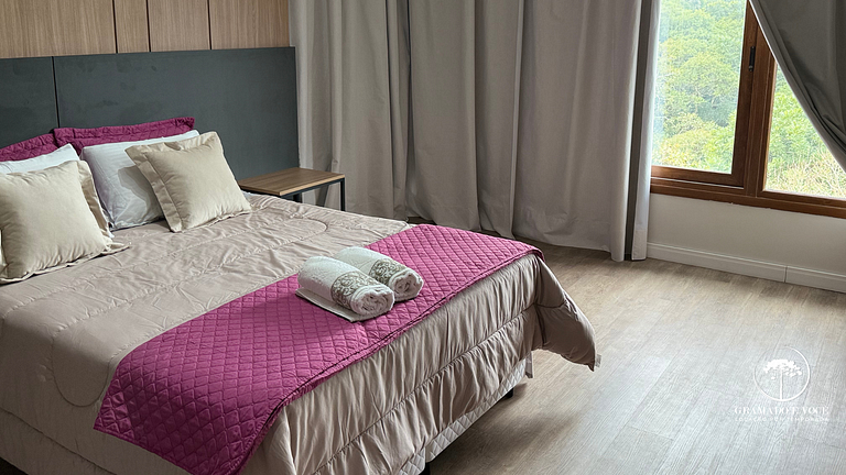 Luxuoso apartamento de 3 suítes frente rua torta