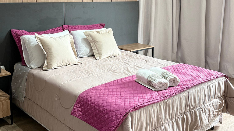 Luxuoso apartamento de 3 suítes frente rua torta