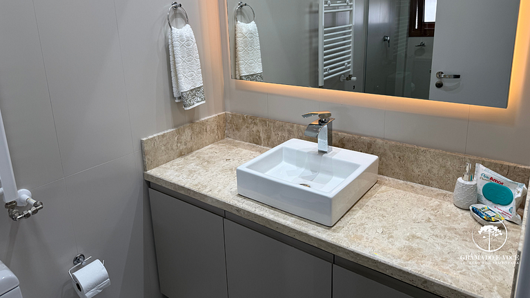 Luxuoso apartamento de 3 suítes frente rua torta
