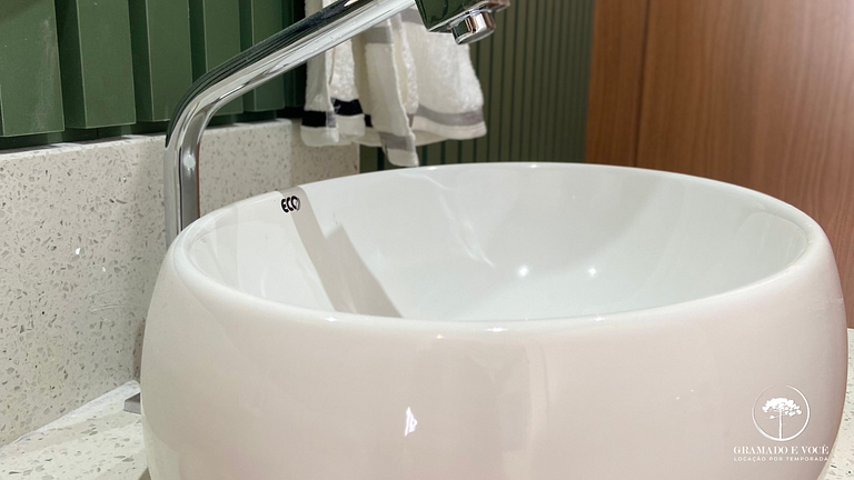Apartment with Bathtub in Front of Rua Torta