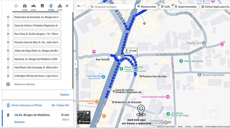 Apartamento com Banheira em frente à Rua Torta