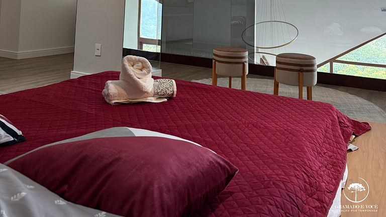Apartamento com Banheira em frente à Rua Torta