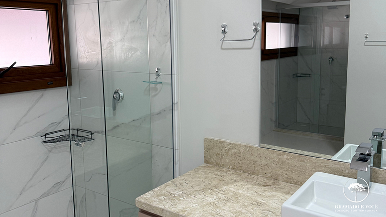 Apartamento com Banheira em frente à Rua Torta