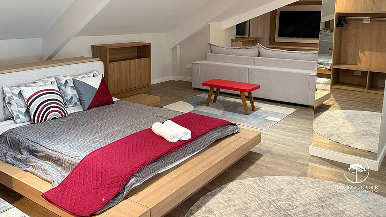 Apartamento com Banheira em frente à Rua Torta