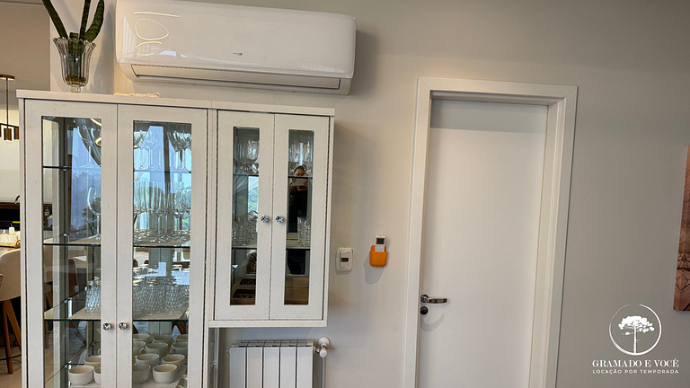 Apartamento com Banheira em frente à Rua Torta