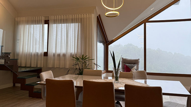 Apartamento com Banheira em frente à Rua Torta