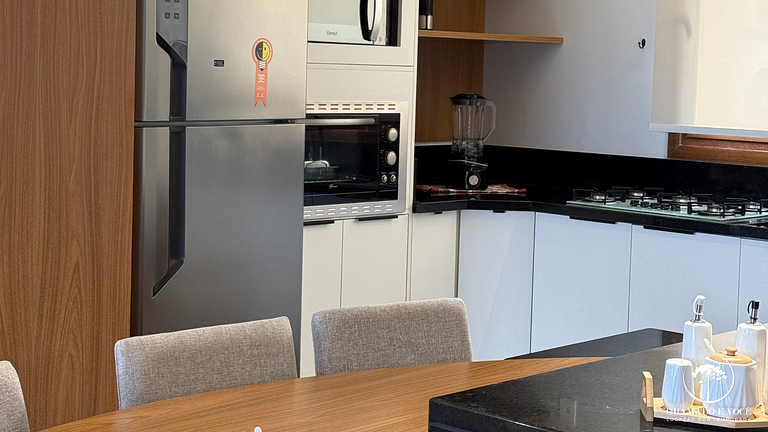 Apartamento com Banheira em frente à Rua Torta