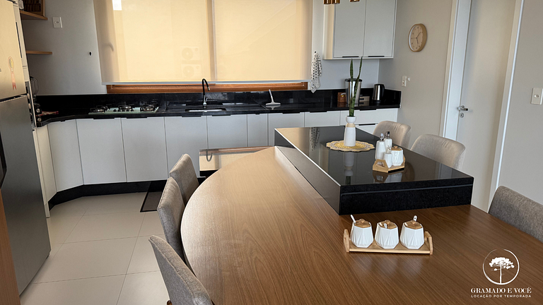 Apartamento com Banheira em frente à Rua Torta