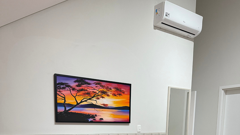 Apartamento com Banheira em frente à Rua Torta