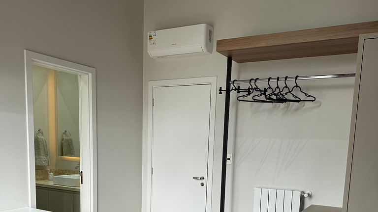 Luxuoso apartamento de 5 suítes frente rua torta
