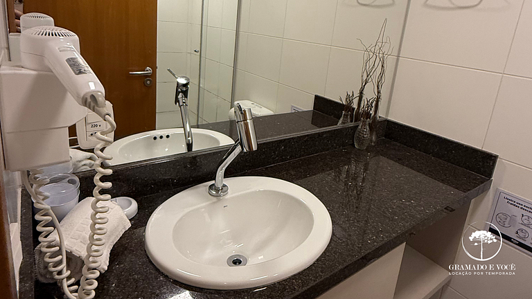 Modern 2-Bed Apt with BBQ in Gramado