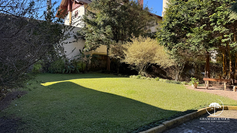Apt de 2 dormitórios em frente a Rua Torta