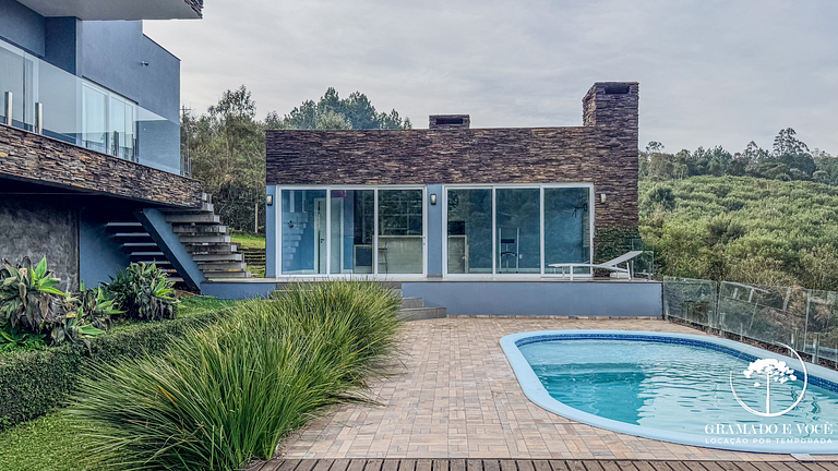 Casa com piscina 3 suítes a 15 min Centro Gramado