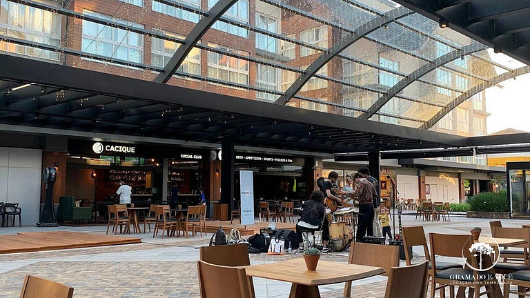 Modern Apartment right next to Criamigos Park!