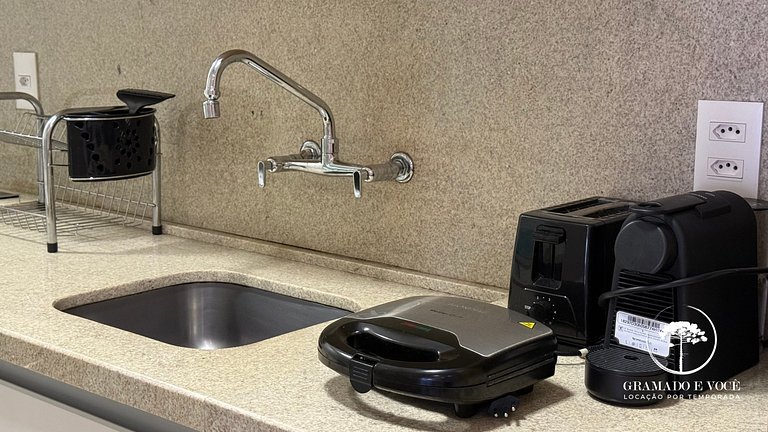 Modern Apartment right next to Criamigos Park!