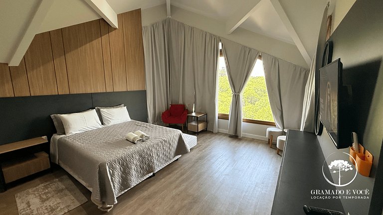 Luxuoso apartamento de 5 suítes frente rua torta