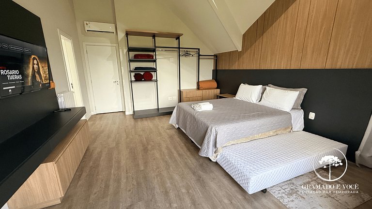 Luxury Apt with 3 Suites in Front of Rua Torta