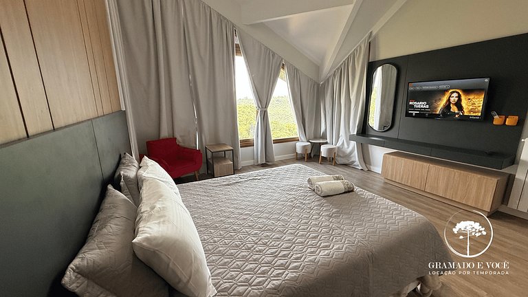 Luxuoso apartamento de 3 suítes frente rua torta