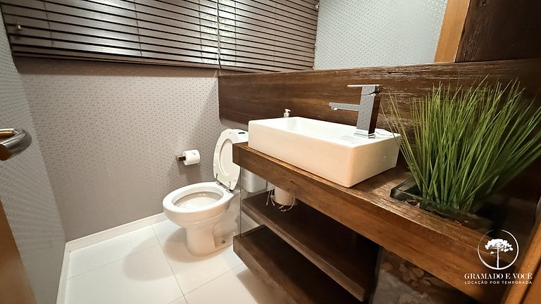 Fully equipped apartment near Hollywood Dream Car