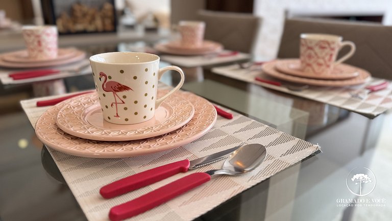 Fully equipped apartment near Hollywood Dream Car