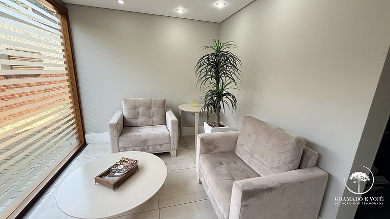 Fully equipped apartment near Hollywood Dream Car