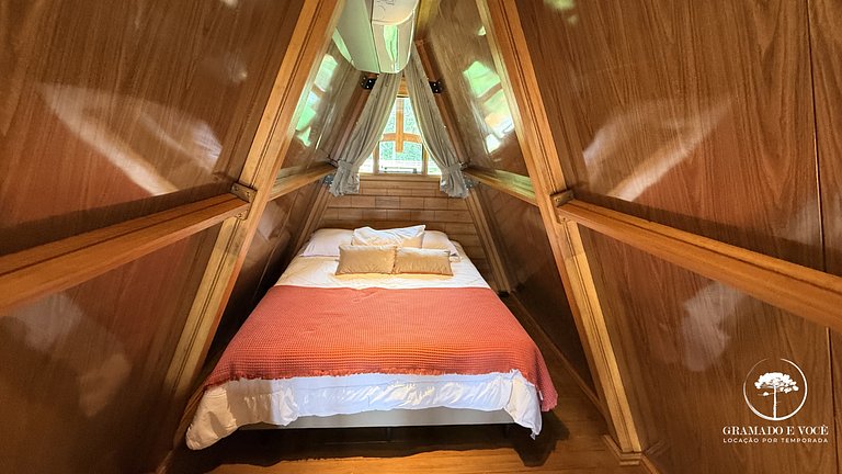 Romantic Cabin with Jacuzzi and Valley View in Gramado