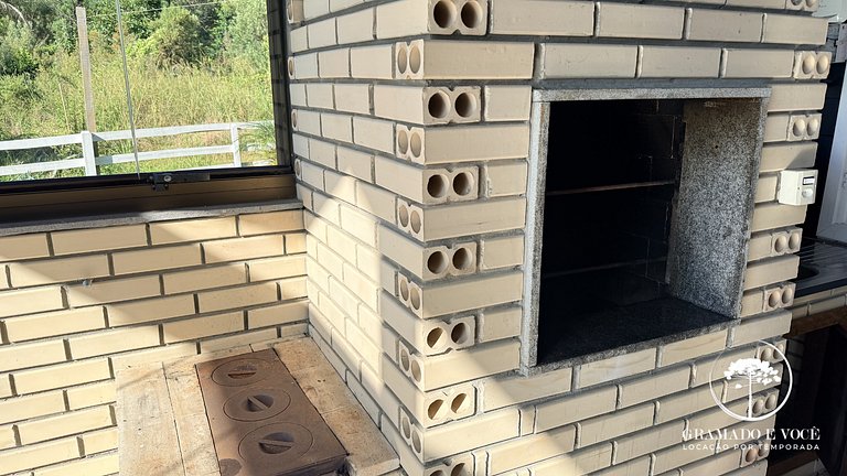 Romantic Cabin with Jacuzzi and Valley View in Gramado